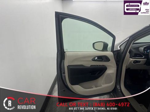 Used 2021 Chrysler Pacifica Touring-L image 10