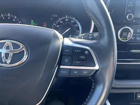 Used 2020 Toyota Highlander XLE image 25