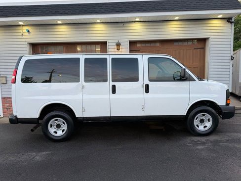 Used 2013 Chevrolet Express 2500 RWD image 2