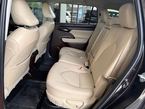 Used 2022 Toyota Highlander XLE FWD image 21