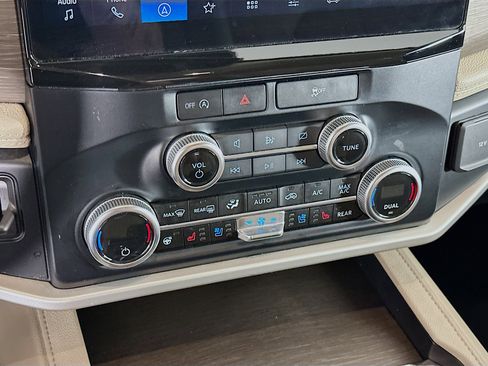 Used 2024 Ford Expedition Limited image 24