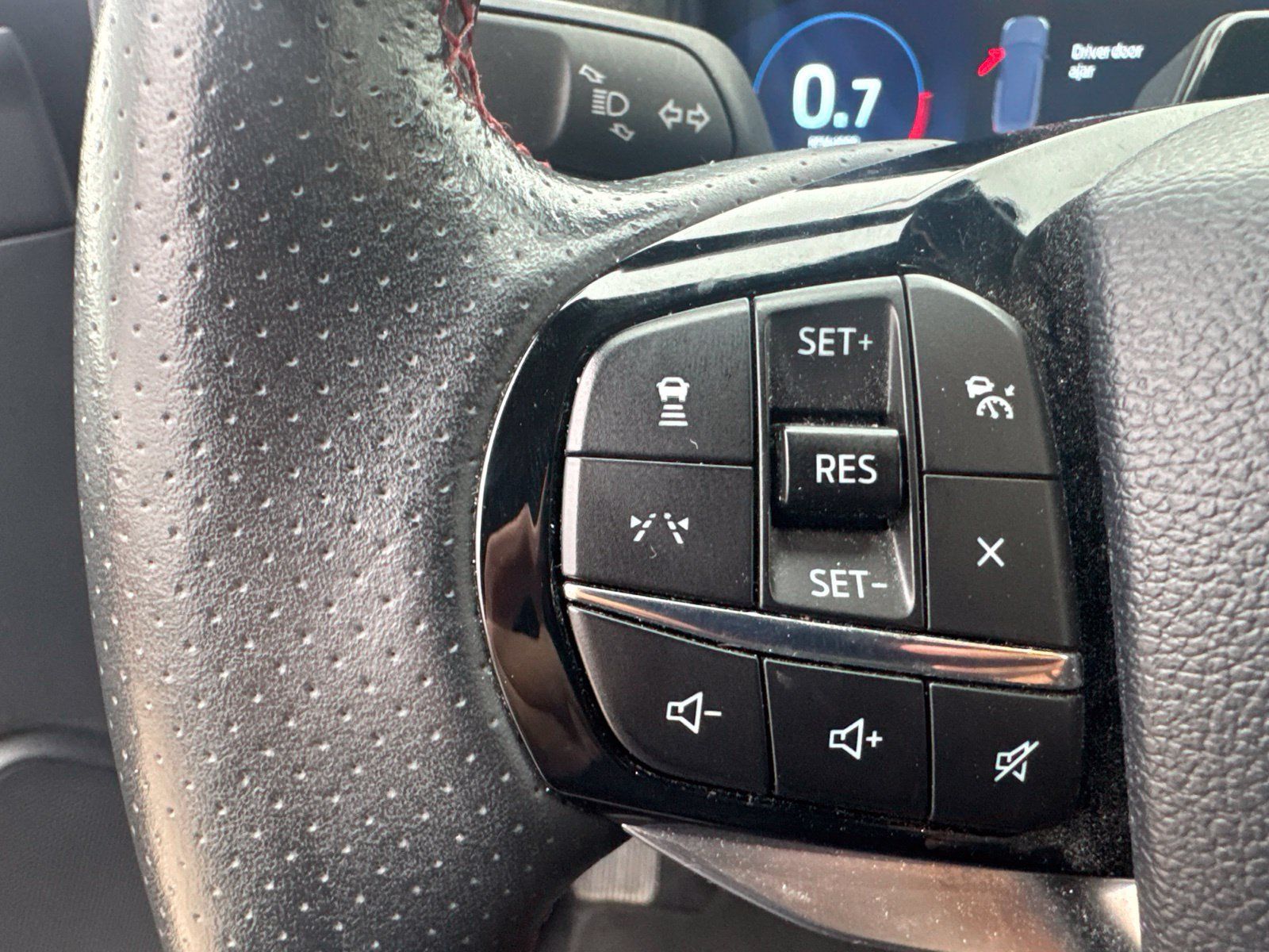 Used 2025 Ford Explorer ST-Line w/ ST-Line Street Pack AWD/4WD image 14