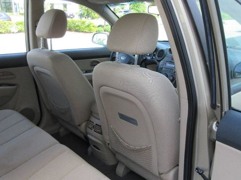 Used 2008 Kia Rondo LX FWD image 20