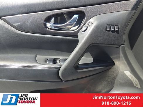 Used 2018 Nissan Rogue SV w/ Premium Package FWD image 25