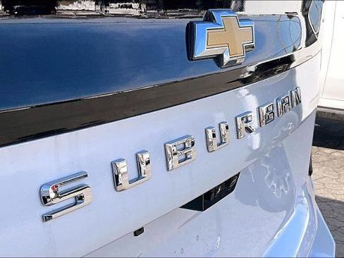 Used 2025 Chevrolet Suburban High Country image 24