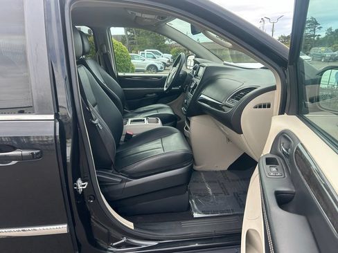 Used 2016 Chrysler Town & Country Touring FWD image 24