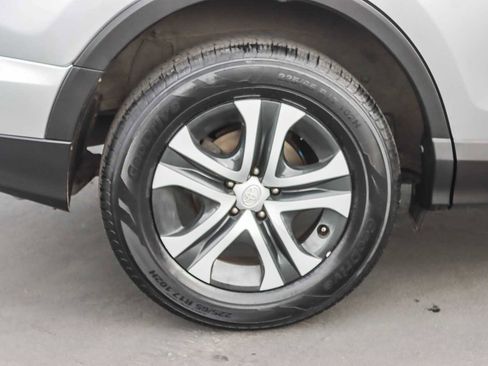 Used 2018 Toyota RAV4 LE image 10