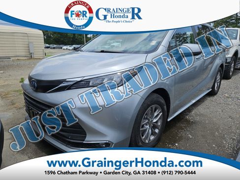 Used 2024 Toyota Sienna XLE FWD image 1
