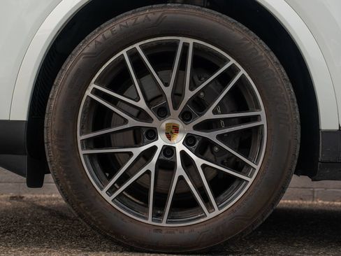Used 2024 Porsche Cayenne AWD/4WD image 13