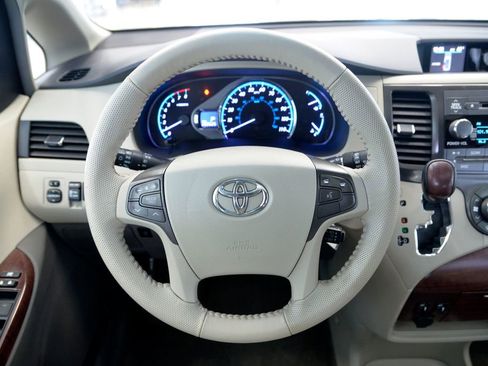 Used 2014 Toyota Sienna XLE image 18