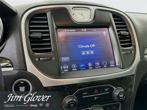 Used 2018 Chrysler 300 Limited image 32