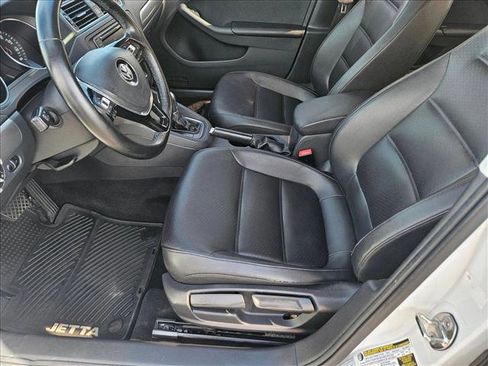 Used 2017 Volkswagen Jetta SE image 16