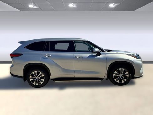 Used 2022 Toyota Highlander XLE image 8