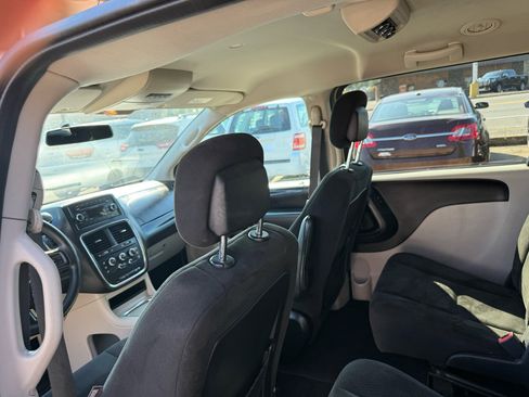 Used 2016 Dodge Grand Caravan SXT image 37