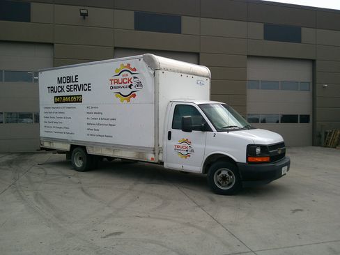 Used 2017 Chevrolet Express 3500 Extended image 2