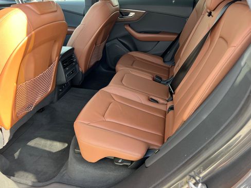 Used 2025 Audi Q8 Premium image 21