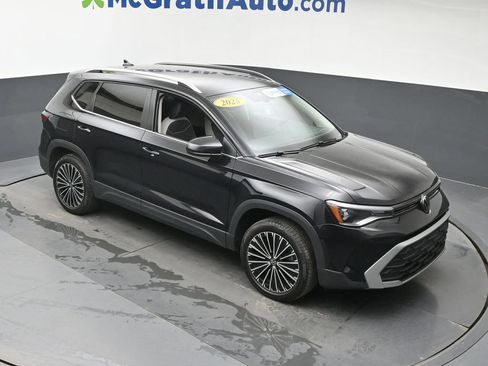 Used 2025 Volkswagen Taos SE FWD image 3