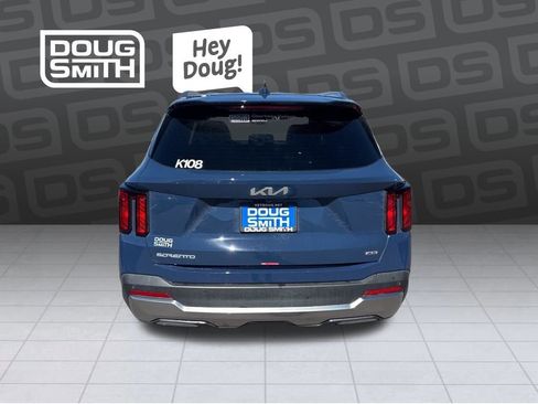 Used 2025 Kia Sorento S image 4