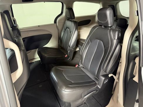 Certified 2024 Chrysler Pacifica Touring-L image 13