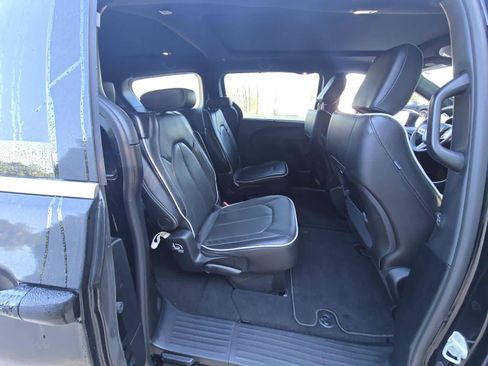 Used 2026 Chrysler Pacifica Limited FWD image 9