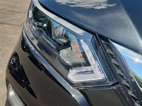 Used 2021 Nissan Rogue Sport SV image 9