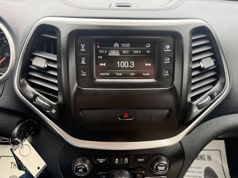 Used 2015 Jeep Cherokee Latitude w/ Cold Weather Group AWD/4WD image 16