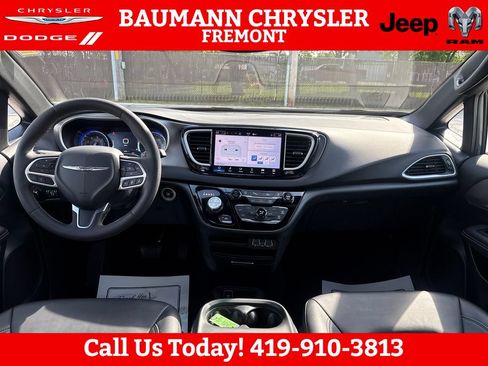 Used 2025 Chrysler Pacifica Select FWD image 12