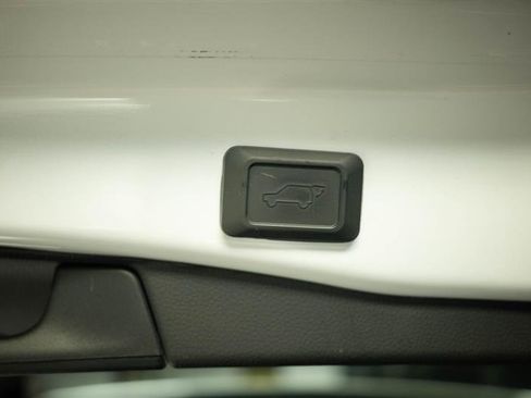 Used 2022 Toyota RAV4 XLE Premium AWD/4WD image 8