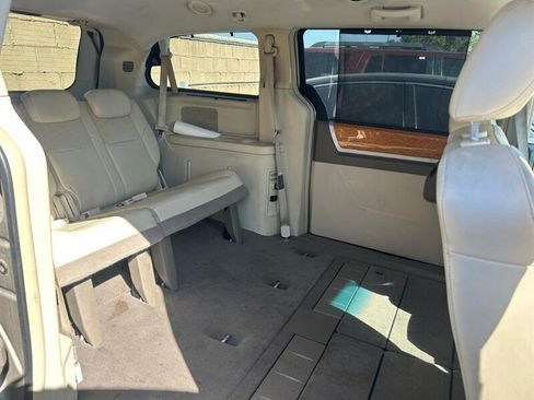 Used 2008 Chrysler Town & Country Limited w/ Entertainment Group #3 FWD image 17