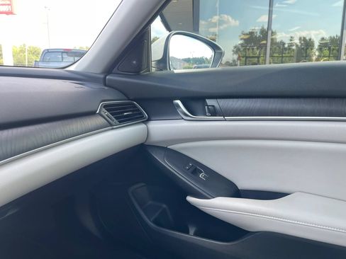 Used 2018 Honda Accord Touring image 17