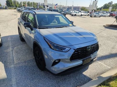 Used 2024 Toyota Highlander XLE AWD/4WD image 16
