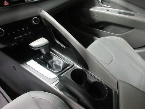 Used 2023 Hyundai Elantra SEL w/ Preferred Accessory Package image 17