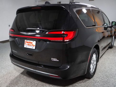 Used 2022 Chrysler Pacifica Touring-L image 7