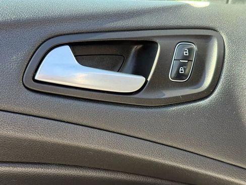 Used 2017 Ford Escape SE image 18