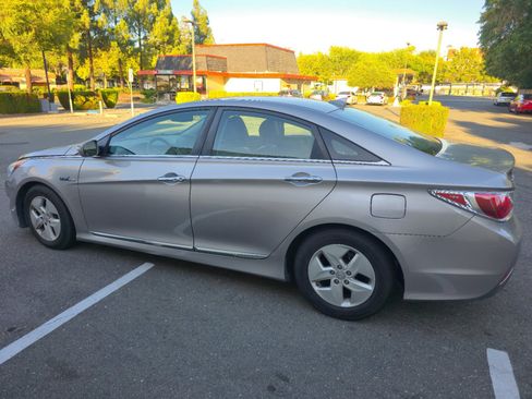Used 2012 Hyundai Sonata Hybrid w/ Leather Pkg FWD image 8