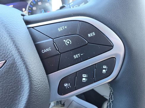 Used 2024 Chrysler Pacifica Touring-L FWD image 42