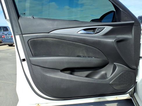 Used 2018 Buick Regal Preferred image 18