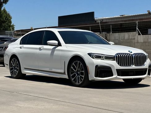 Used 2022 BMW 740i w/ M Sport Package RWD image 10