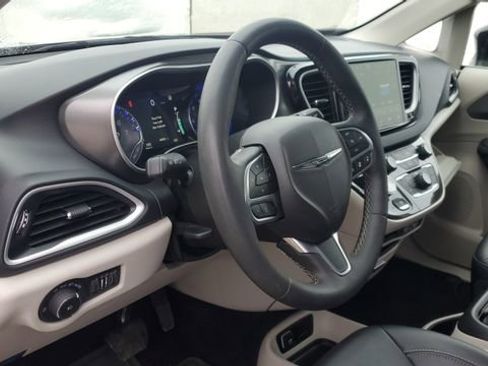 Certified 2024 Chrysler Pacifica Touring-L image 8