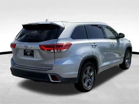 Used 2017 Toyota Highlander Limited Platinum w/ Carpet Mat Package FWD image 6