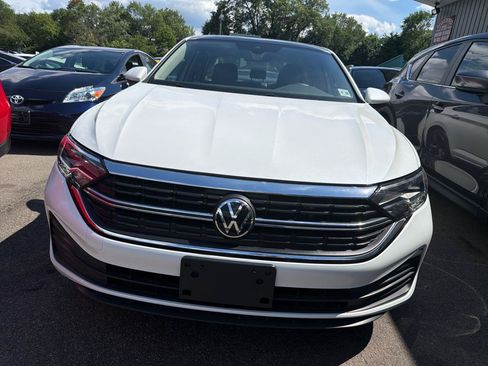 Used 2023 Volkswagen Jetta SE w/ Panoramic Sunroof Package FWD image 2