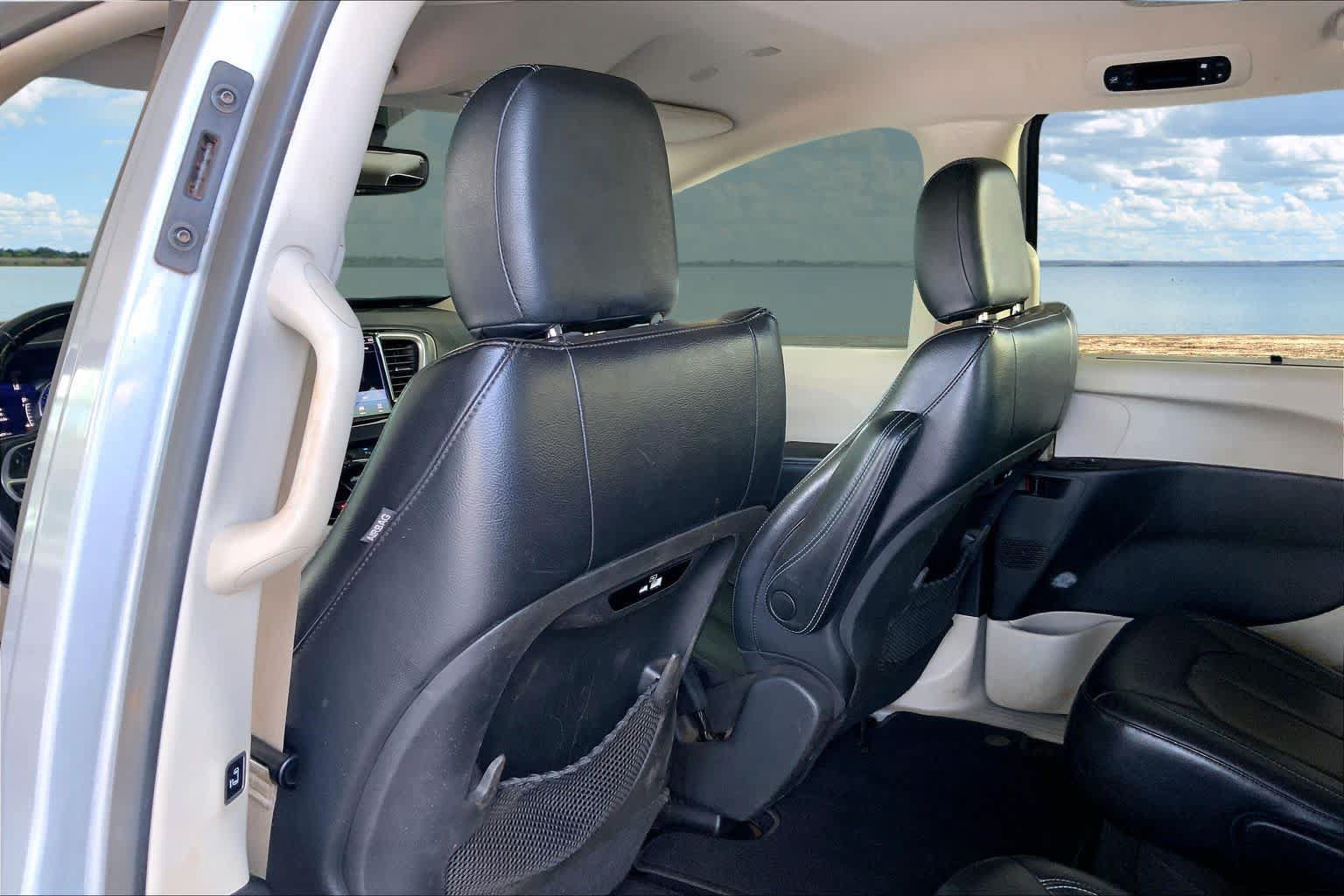 Used 2021 Chrysler Pacifica Touring-L FWD image 12