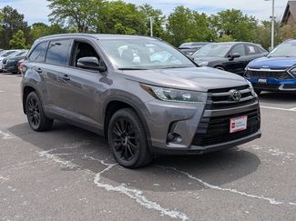 Used 2019 Toyota Highlander SE w/ Nightshade Edition AWD/4WD video 3