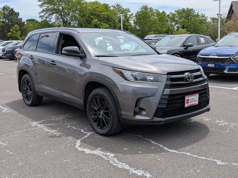 Used 2019 Toyota Highlander SE w/ Nightshade Edition AWD/4WD image 3