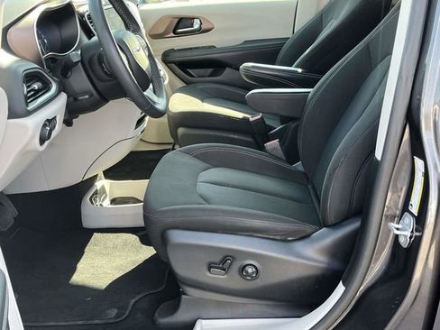 Used 2023 Chrysler Voyager LX FWD image 13