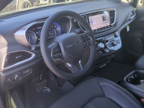 New 2026 Chrysler Pacifica Select image 29