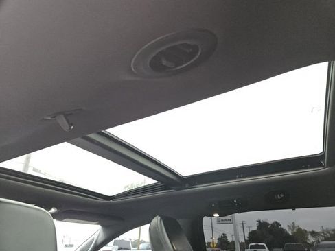 Used 2023 Chrysler Pacifica Limited w/ S Appearance Package image 37