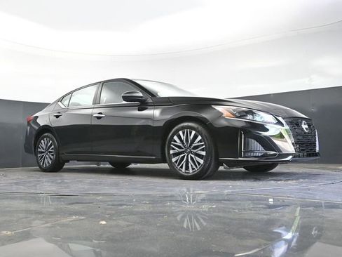Used 2025 Nissan Altima 2.5 SV FWD image 34