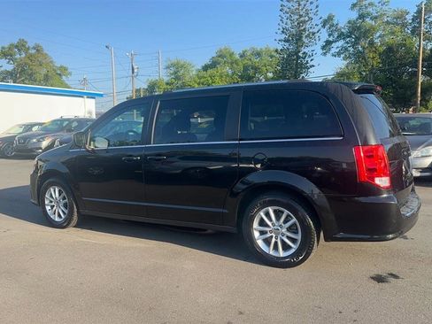 Used 2019 Dodge Grand Caravan SXT image 9