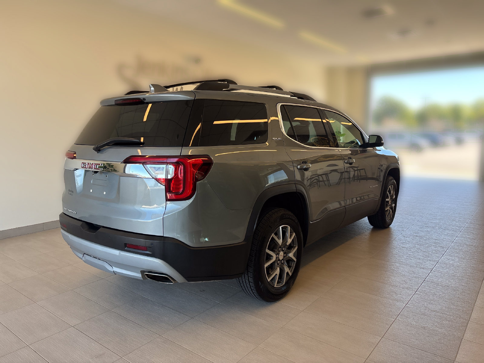 Used 2023 GMC Acadia SLE w/ Driver Convenience Package FWD image 2